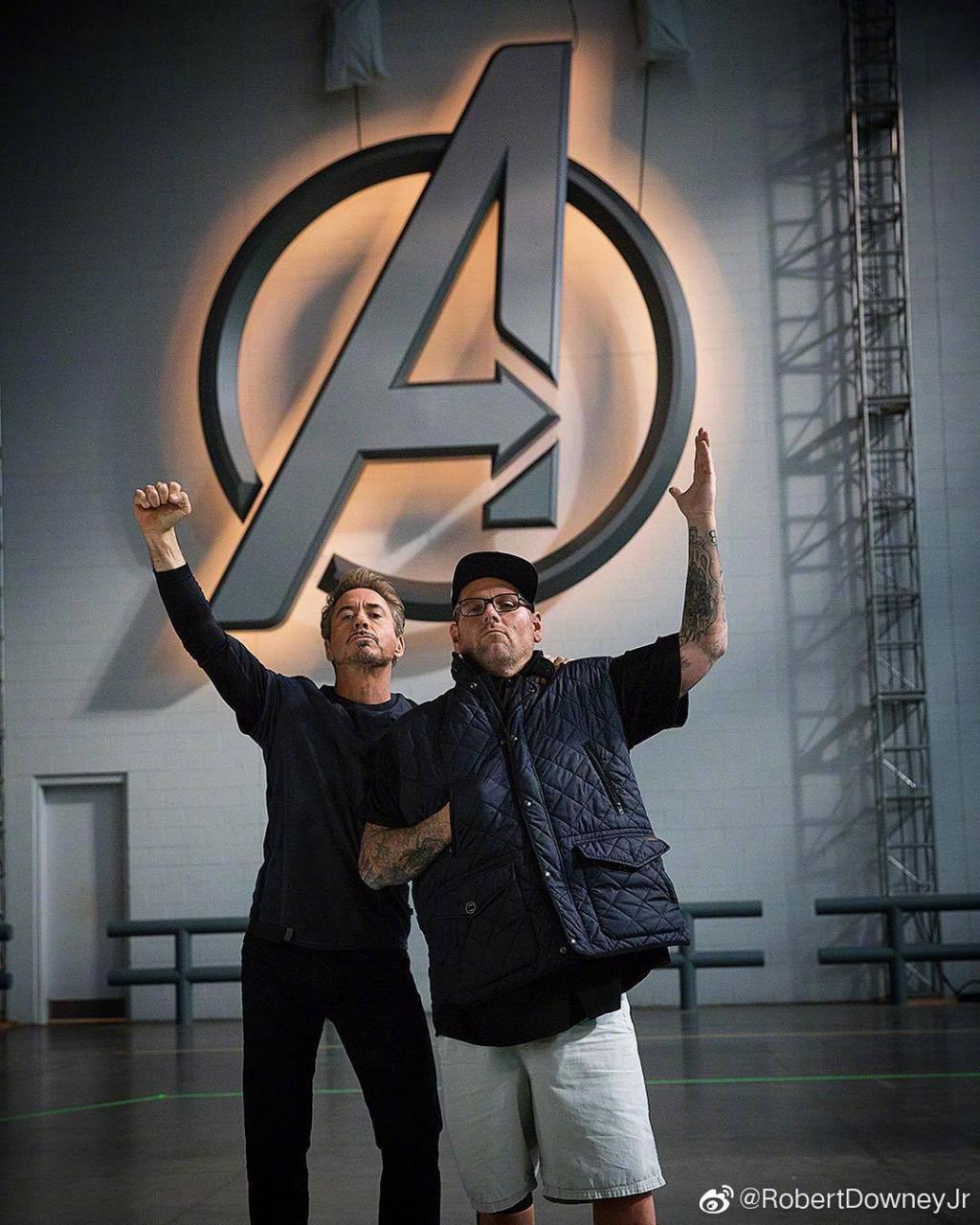 RobertDowneyJr：#tbt# Avengers. Thanx to-图1