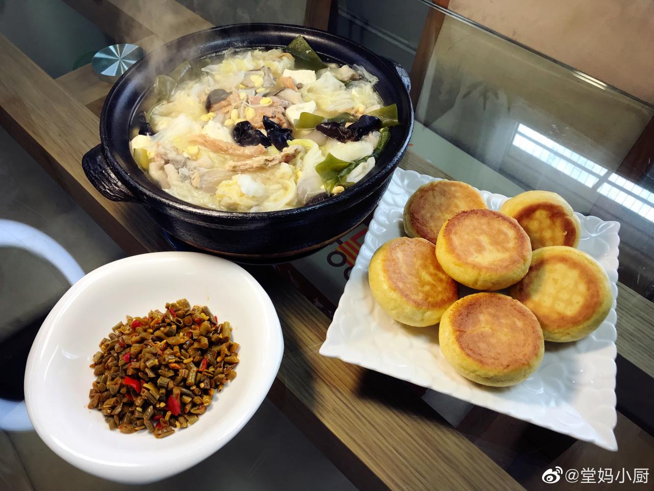 堂妈小厨：堂妈小厨的美味午餐，用脂渣加蘑菇、海带、豆腐、豆-图1