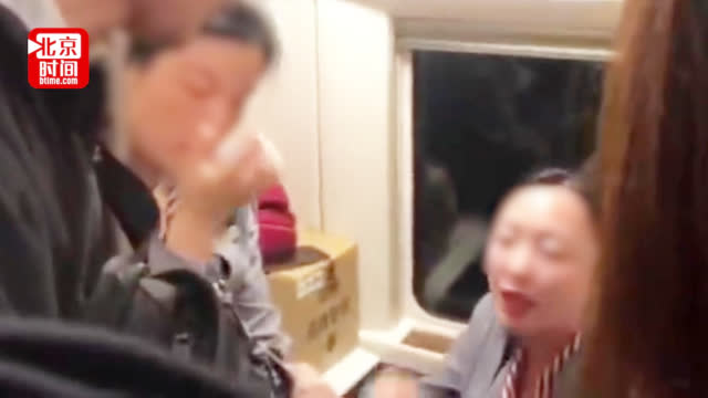 新浪新闻：【#高铁晚点乘客将车长训哭#：你干这个岗位 就必-图2