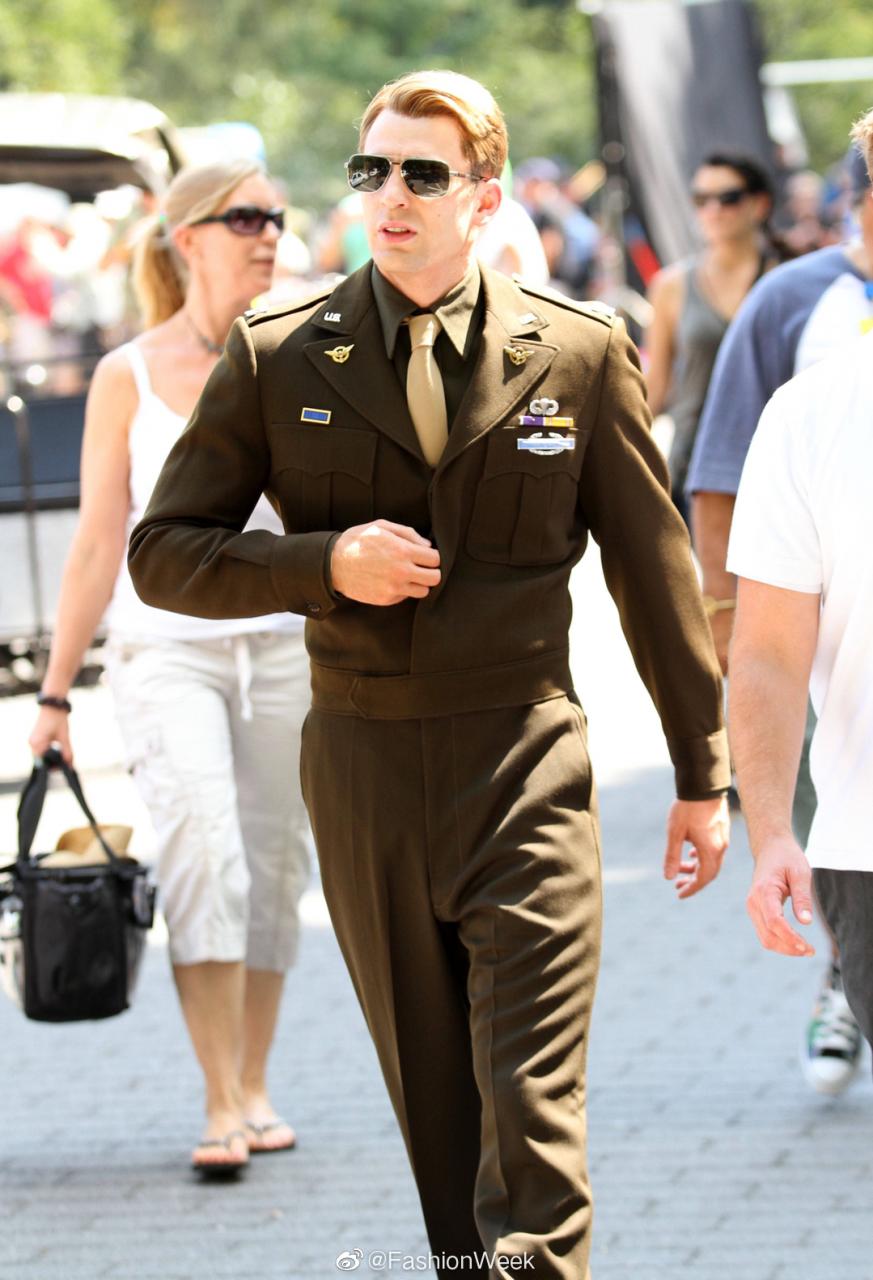 FashionWeek：#美国队长Chris Evans军装# 人群中真-图3