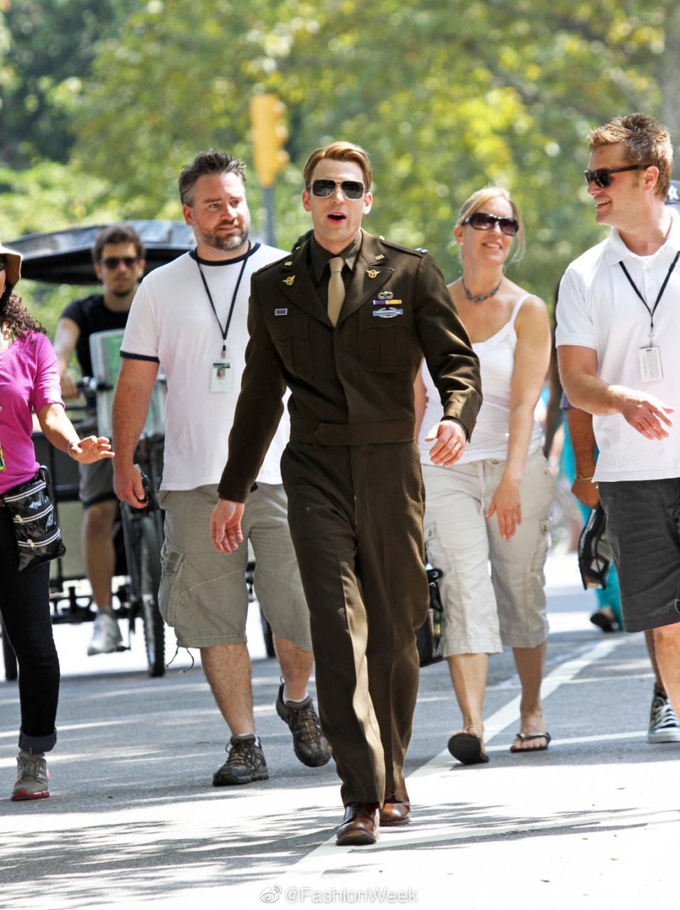 FashionWeek：#美国队长Chris Evans军装# 人群中真-图4