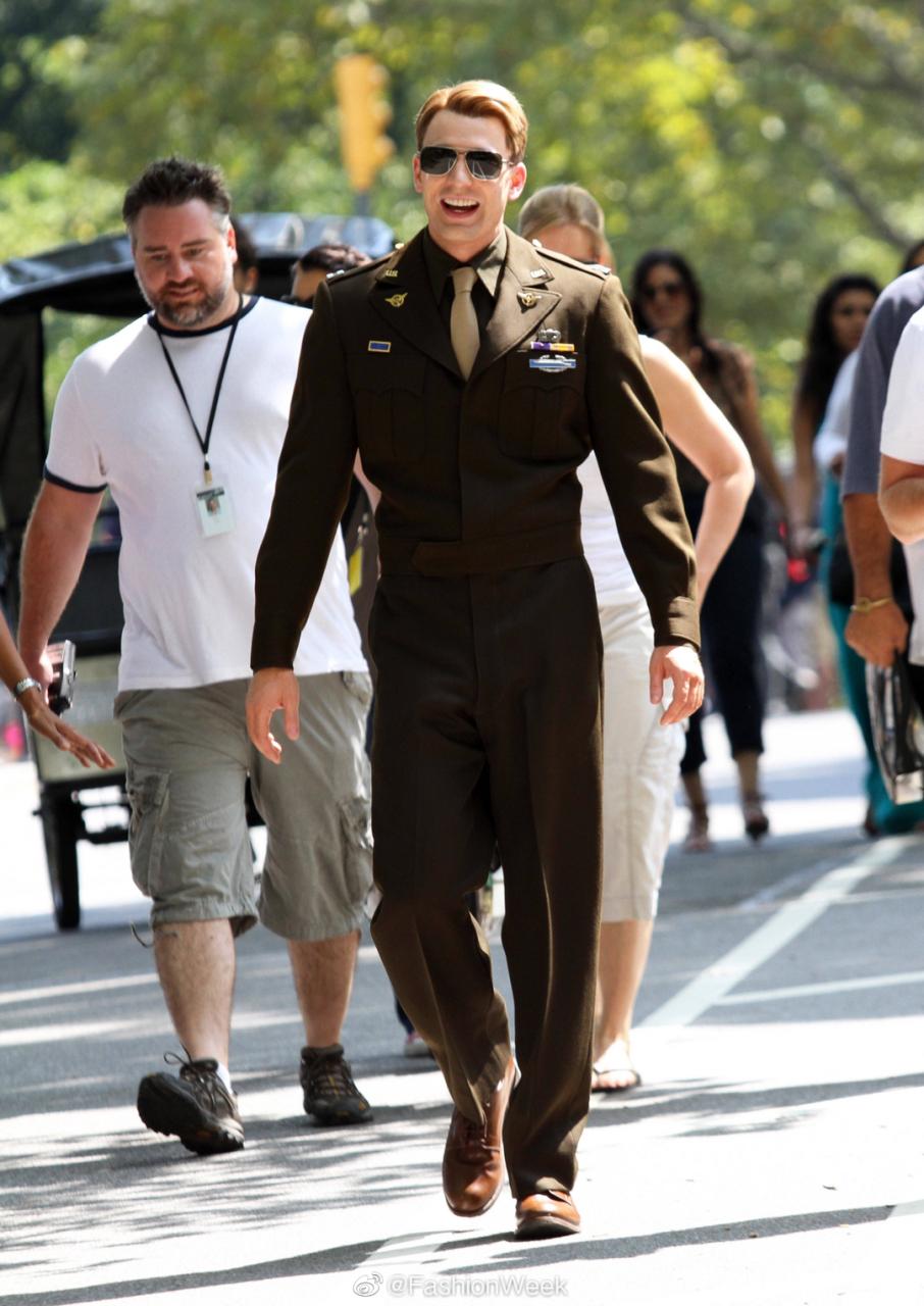 FashionWeek：#美国队长Chris Evans军装# 人群中真-图5