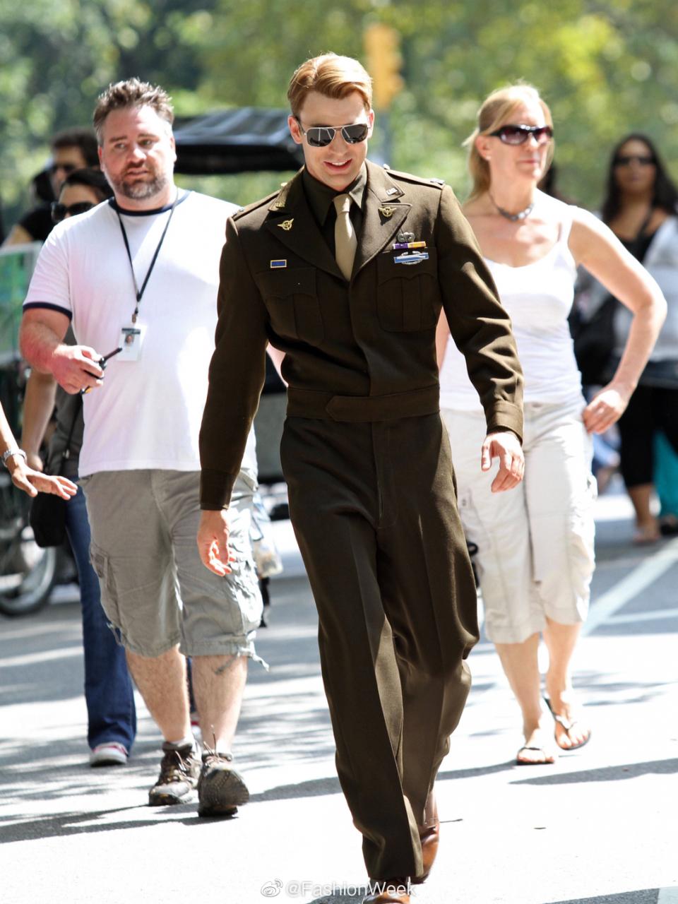 FashionWeek：#美国队长Chris Evans军装# 人群中真-图6