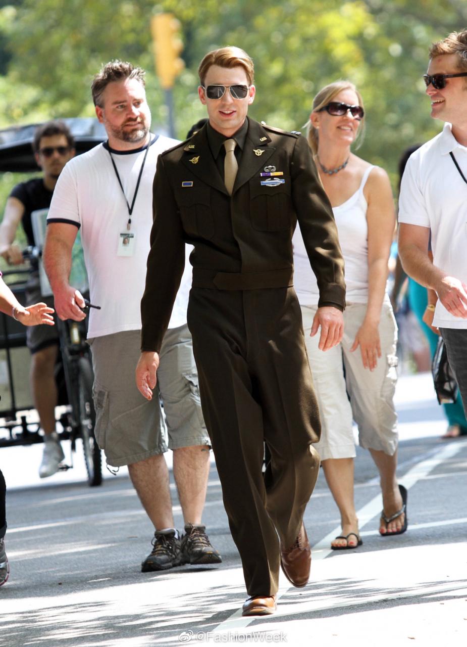 FashionWeek：#美国队长Chris Evans军装# 人群中真-图7