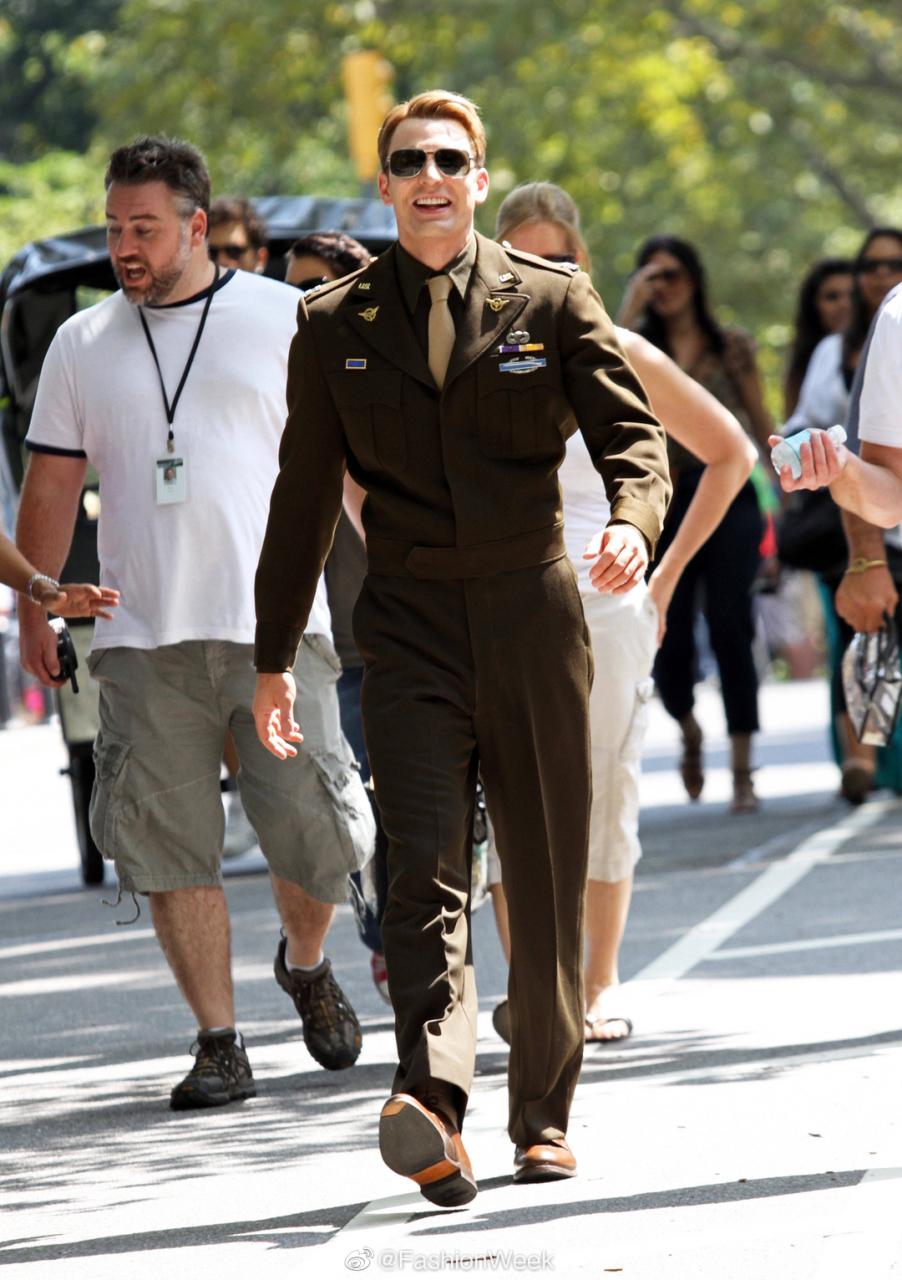 FashionWeek：#美国队长Chris Evans军装# 人群中真-图9