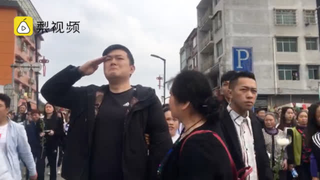 【#云贵群众自发迎烈士回家#，小伙含热泪久久敬礼！】-梨视频-图3