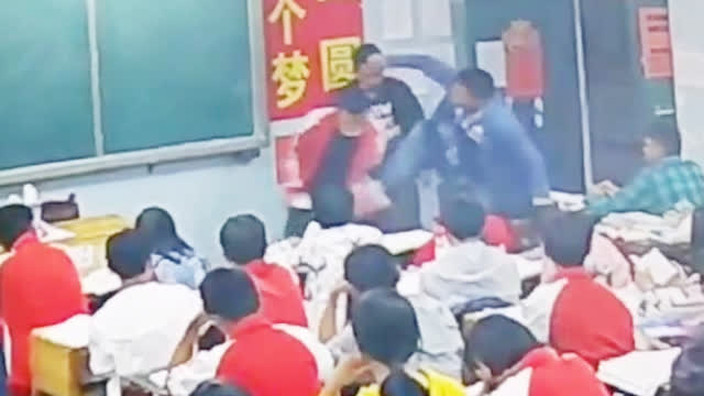 澎湃新闻：【云南宣威一#高中班主任飞踹两学生#、还扇耳光，-图3