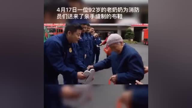 央视新闻：#微感动#【九旬奶奶亲手扎18双布鞋送给消防员：-图3