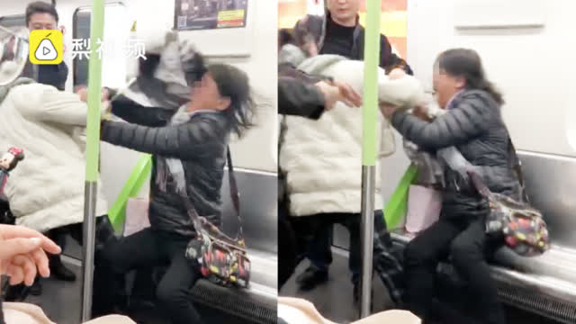 【因占座起冲突，#女孩与大妈地铁内大打出手#：大妈抱-头条新闻-图3