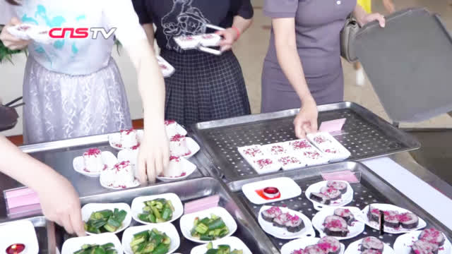 人民日报：【云南大学食堂研发32道“玫瑰料理” 网友：吃一-图3