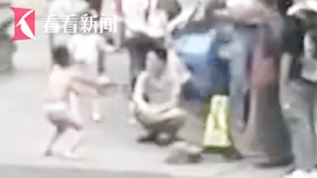 头条新闻：【硬核妈妈！男孩**街头蹲马步 母亲：摸女生屁股-图2