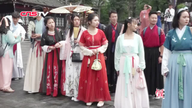 中国新闻网：#新闻早餐来啦#【汉服控！20岁女孩月均买一套最-图3