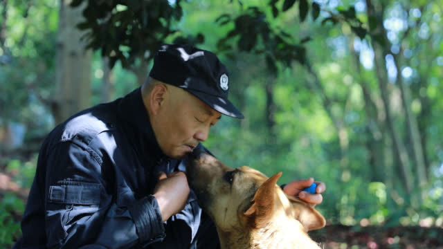 环球纪录频道：#最适合养老的城市#【感人】杭州老民警自费为退役-图2