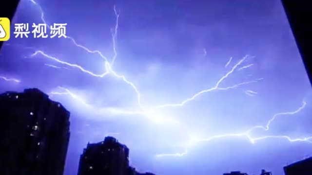 头条新闻：【长春一天集齐雷电冰雹暴雨 有小车被冲走】暴雨中-图2