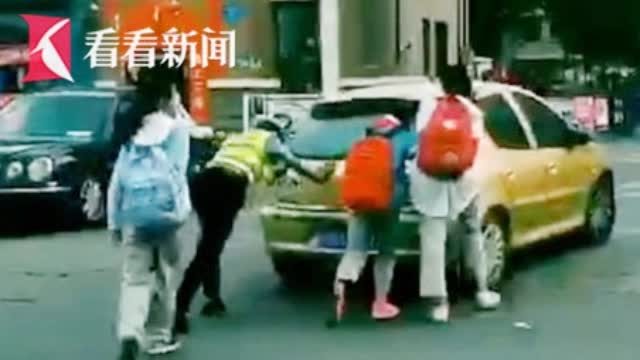 央视新闻：#微感动#【交警艰难推行抛锚车 小朋友背着书包来-图3