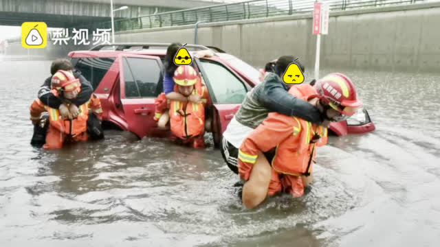 新浪财经：【路虎被困积水中，车内4名女子怕车进水拒开车门，-图2